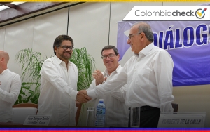 Humberto de la Calle e Iván Márquez, negociadores del Gobierno y las Farc, se estrechan las manos al finalizar con éxito las negociaciones.